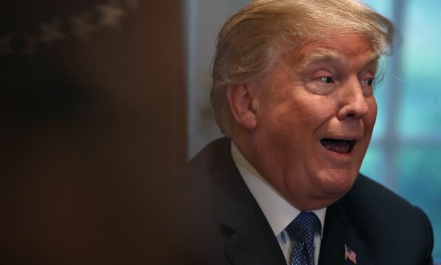 Røyken omslutter Trump. Selv insisterer han mer og mer panisk på at det ikke er noen brann